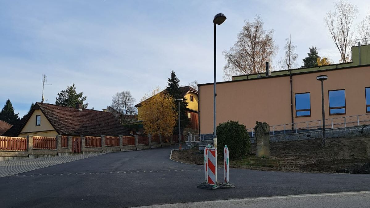 Někde udělali soudruzi chybu. Lampa uprostřed silnice na jihu Čech baví internet